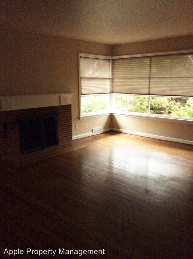 Building Photo - 2 br, 1 bath House - 10414 Waters Ave South
