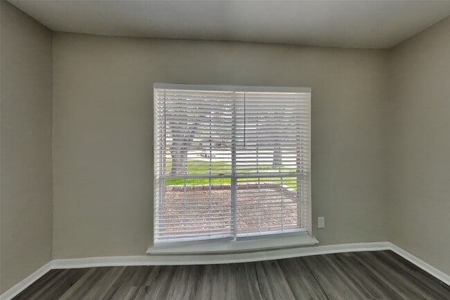 Building Photo - 802 Sierra Lake Dr