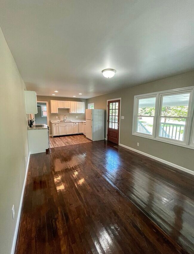 Living room/Kitchen - 612 Cove Rd