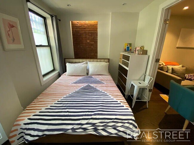 Foto del edificio - Modern Ground-Floor 1 Bedroom with Gym, Roof Deck & Courtyard in Prime Williamsburg
