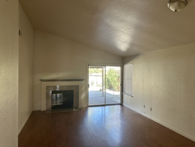 Building Photo - 3 Bedroom 2 Bathroom Modesto Home