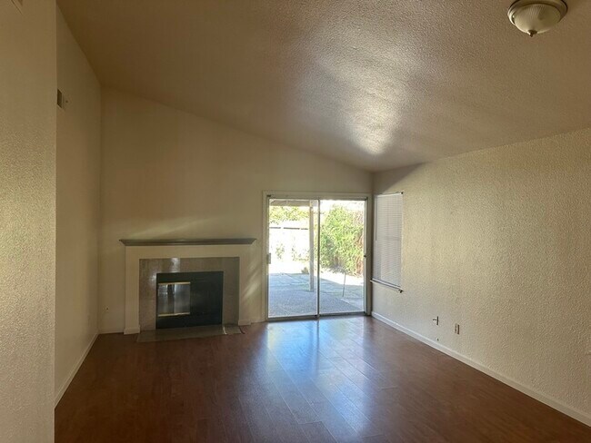 Foto del edificio - 3 Bedroom 2 Bathroom Modesto Home