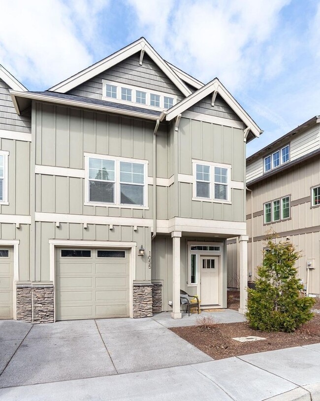 Building Photo - Townhome 4 blocks from the Old Mill