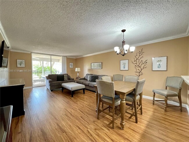 Foto del edificio - 7340 Lake Cir Dr