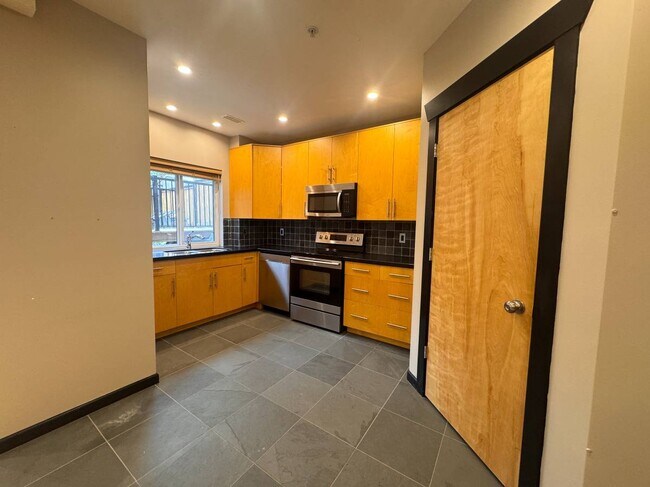 Photo du bâtiment - 22831 Foreman Dr