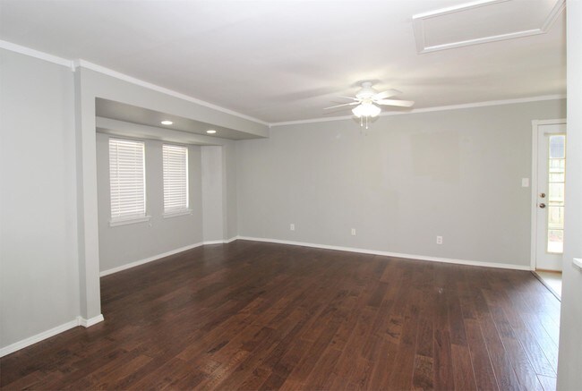 Foto del edificio - 2403 Magnolia Dr