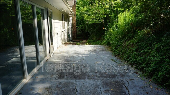 Foto del edificio - 529 Bardon Rd NW