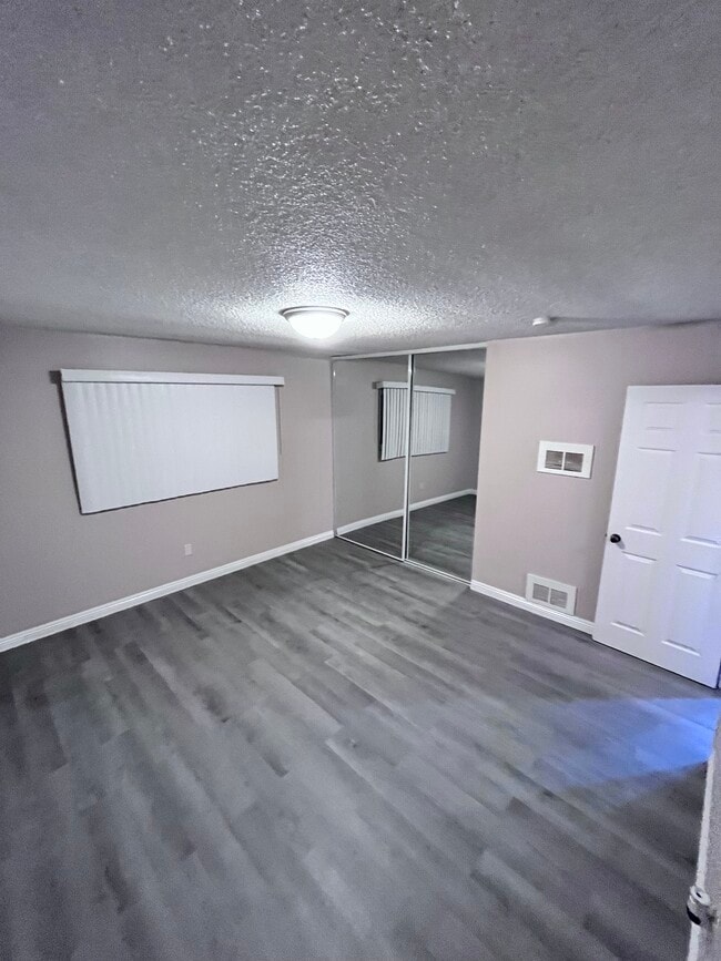 Building Photo - 385 Vernon Dr