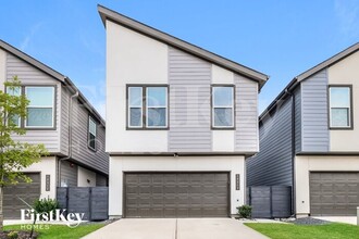 Building Photo - 18310 W Centro Cir