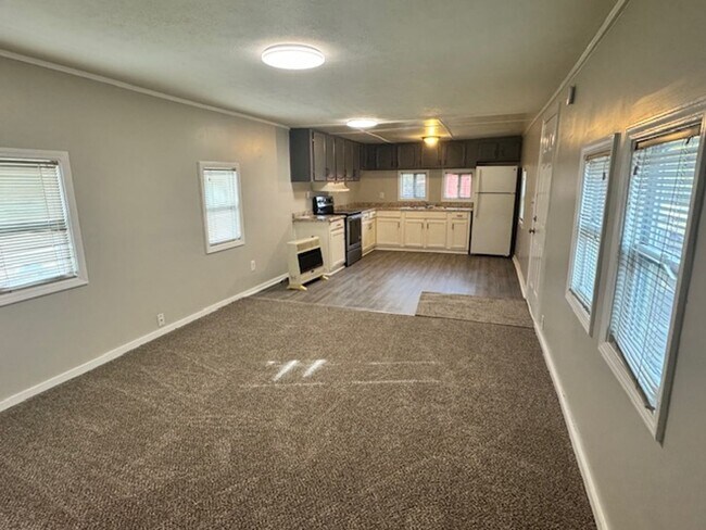 Foto del edificio - 376 Hines Rd