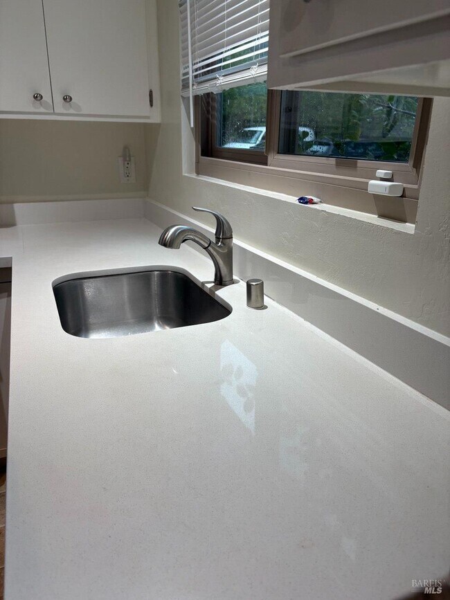 Foto del edificio - 323 Bolinas Rd