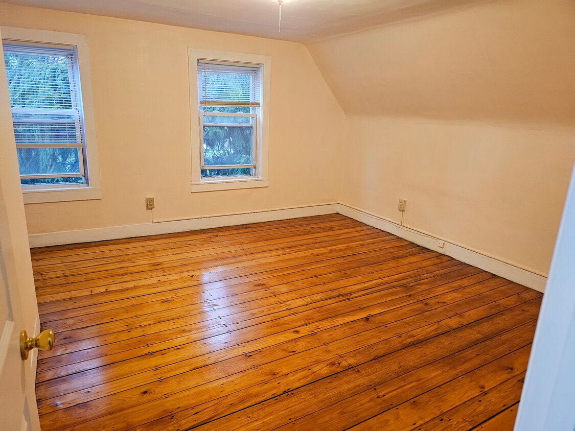 Bedroom with walk-in closet - 207A Copeland St