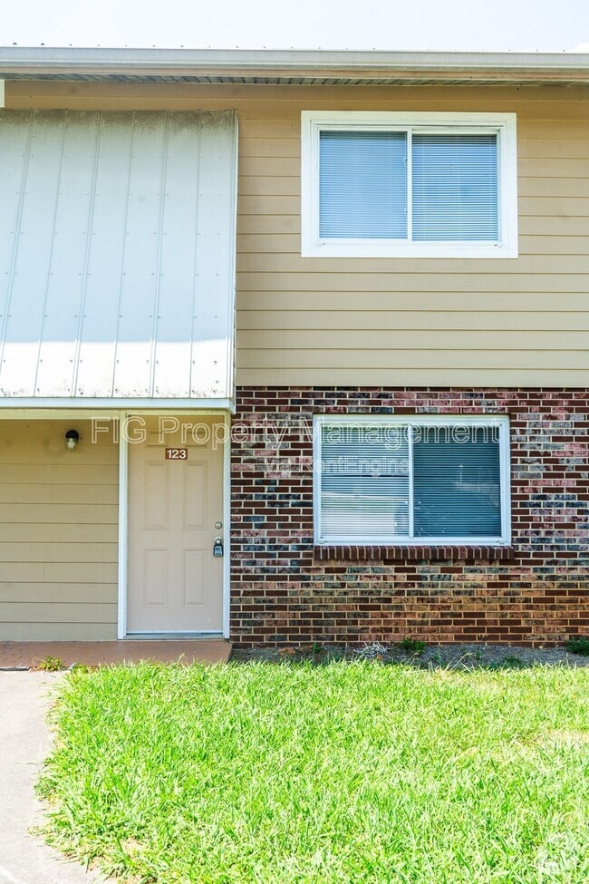 Building Photo - 123 Louella Dr