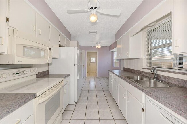 Building Photo - 5781 Oxalis Rd