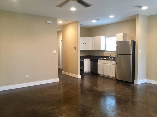 Building Photo - 830 N Beckley Ave