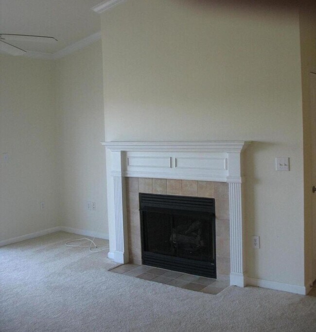 Building Photo - Quaint 2 Bedroom Top Floor Condo in German...