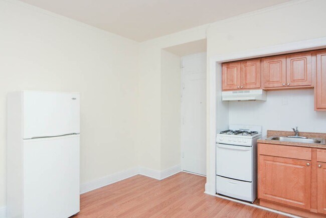 Building Photo - 3335 W Diversey Ave