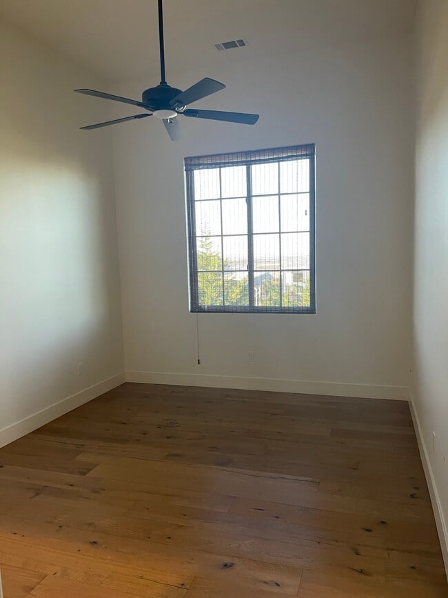 Building Photo - 480 Del Mar