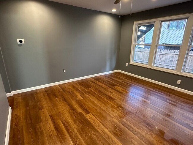 Sala de estar - 2455 E Main St