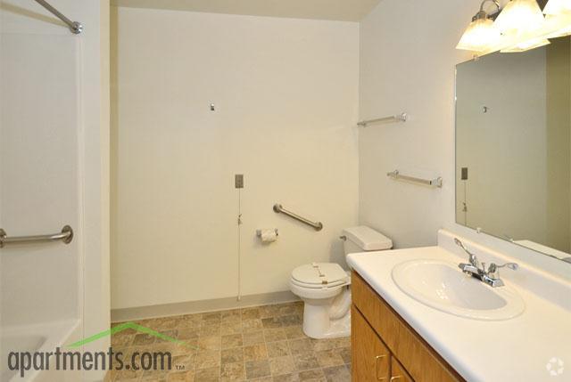 Baño - College Greene Senior Apartments