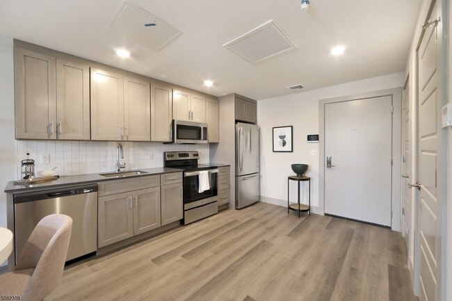 Photo - 548 Franklin Ave Apartment