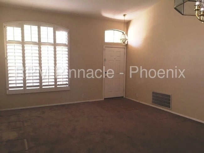 Building Photo - 2132 W Myrtle Dr