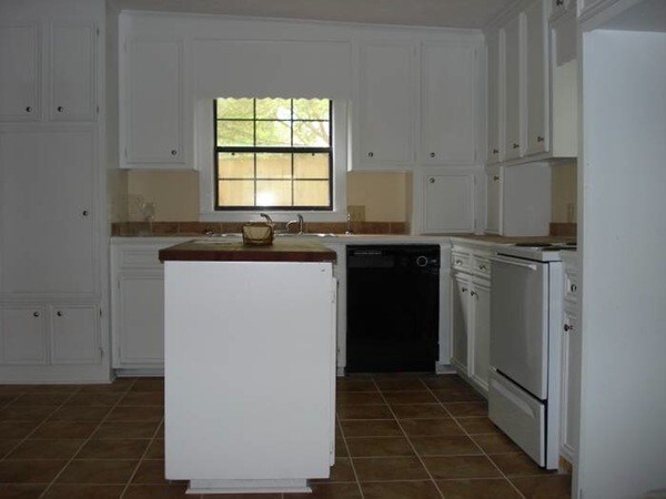 Building Photo - 4805 Maplewood Dr