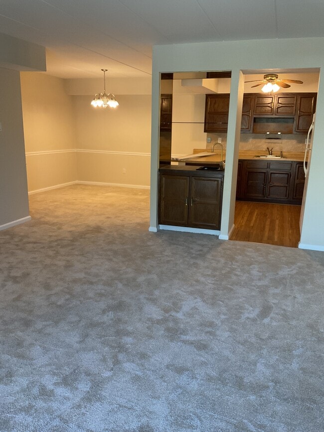 Building Photo - 23 Oakridge Dr