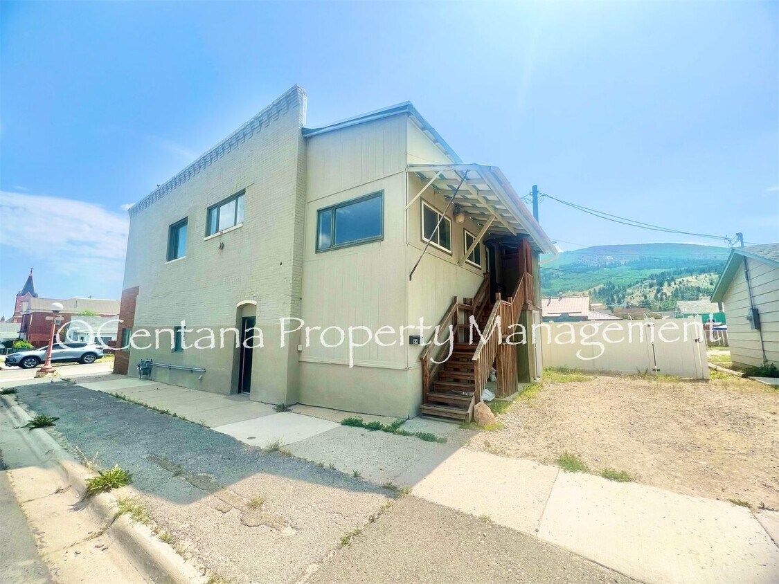 Primary Photo - 400 Birch St