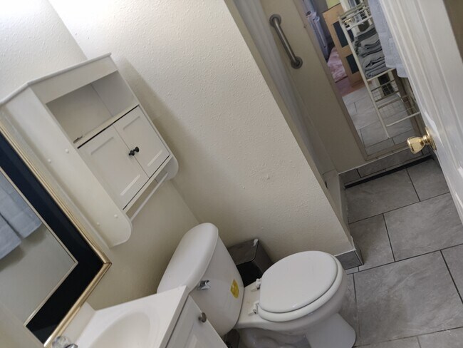 Foto del edificio - 810 Georgiana Dr