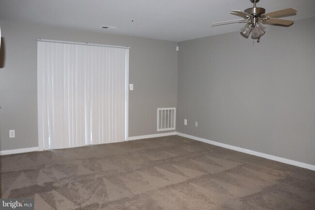 Building Photo - 1015 Spring Valley Ct