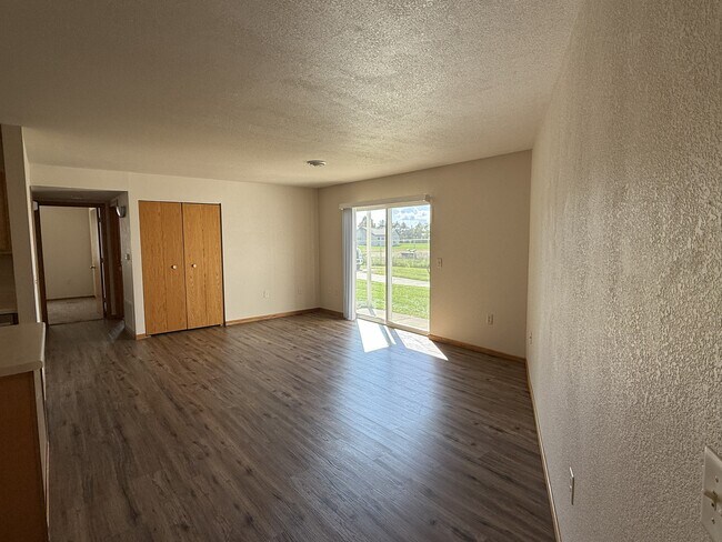 Sala de estar de la unidad - Hidden Lane Apartments