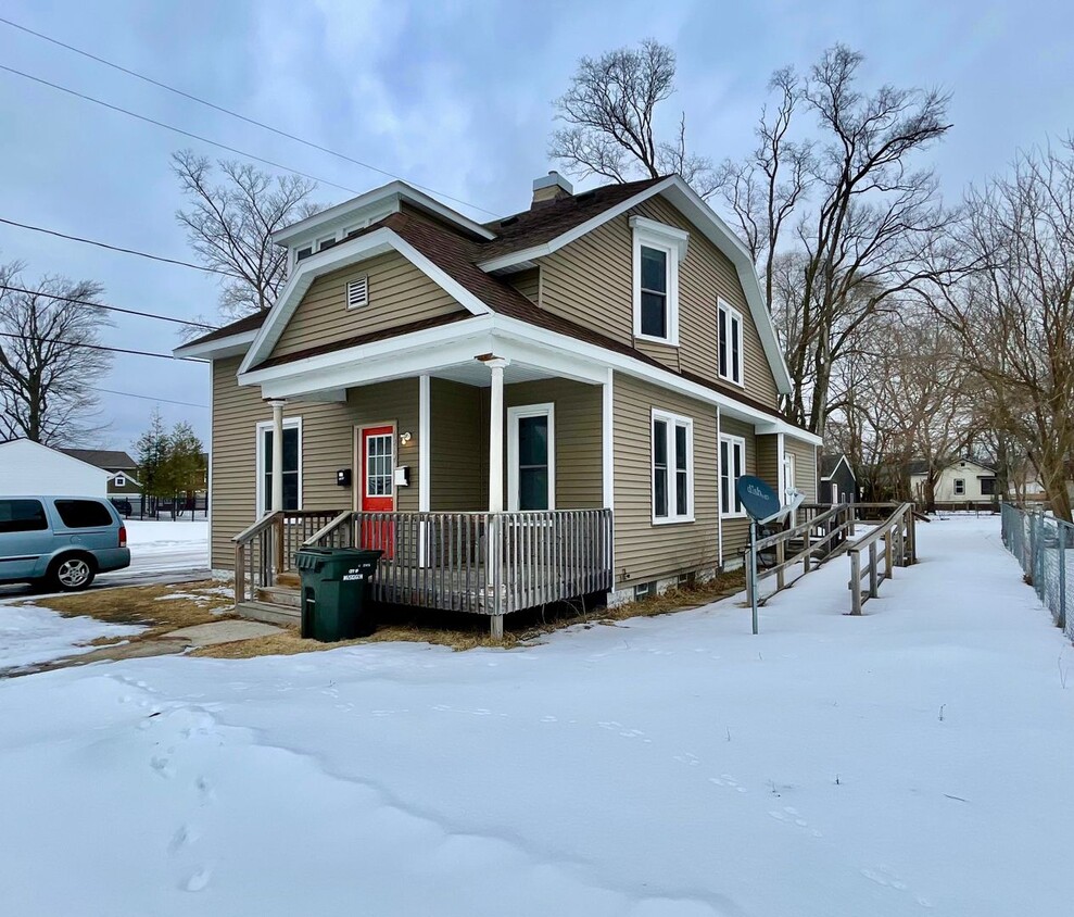 Primary Photo - One Bedroom Duplex in Muskegon - All Utili...