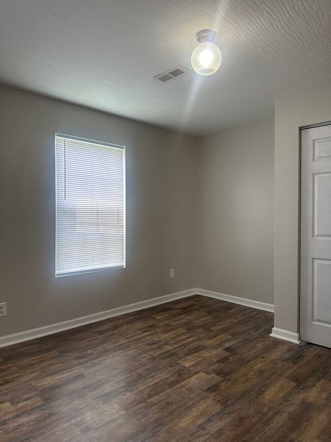 Building Photo - 3 Bedroom 2 Bathroom House for Rent on the...