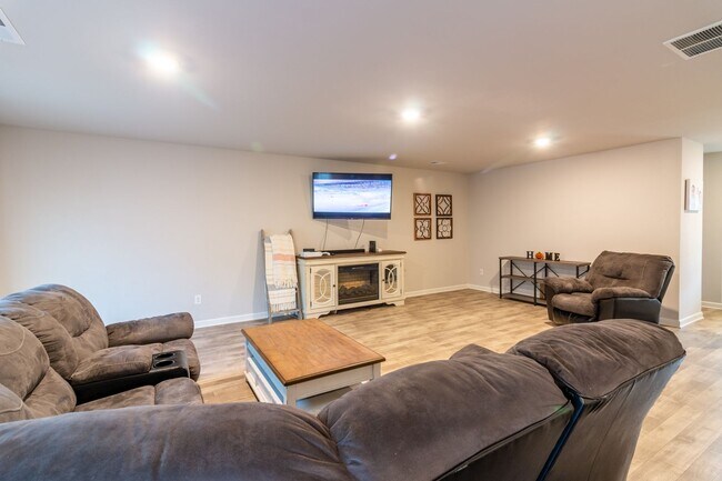 Building Photo - Beautiful Newer Home for Rent in West Point