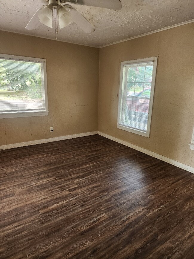 Building Photo - 1701 E Oak Ave