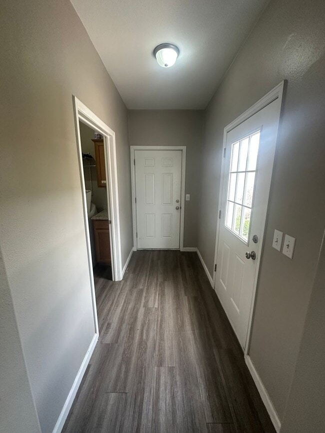 Building Photo - Beautiful Townhome