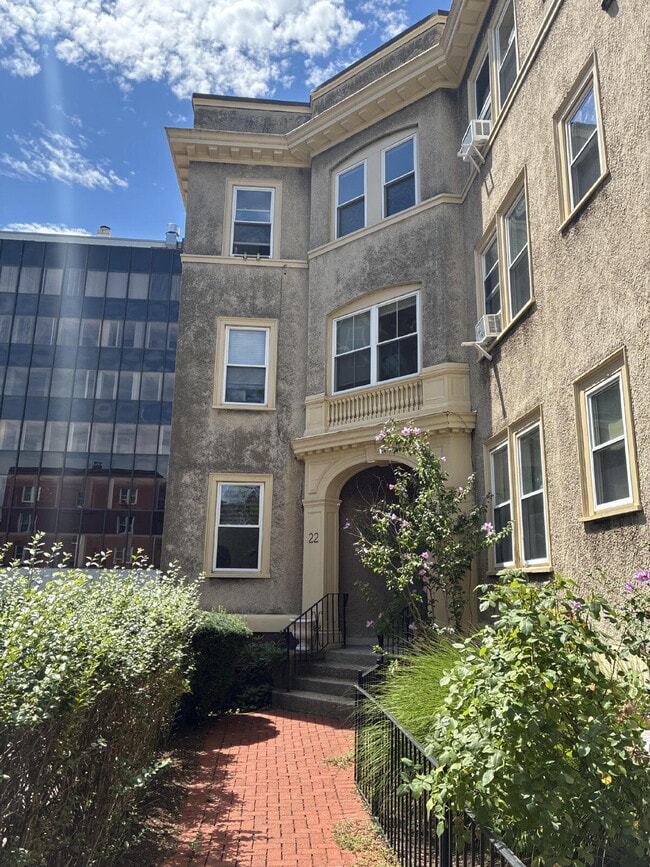 Building Photo - Spacious & Elegant 3-Bed Condo with Gleaming Hardwood Floors outside Harvard Square