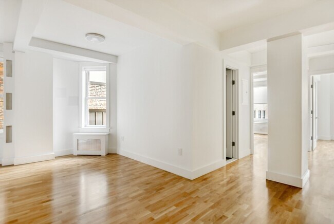 Building Photo - 301 E 21st St