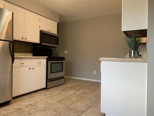 Building Photo - Stunning 3 Bedroom 2 Bathroom Townhome in ...