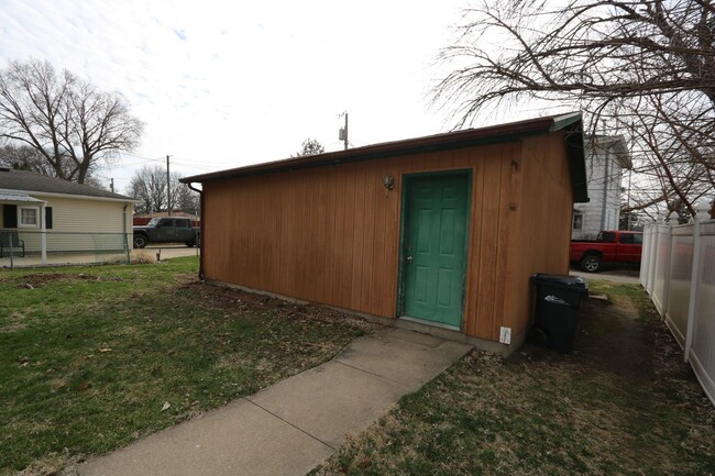 Building Photo - 2 Bedroom 1 Bath