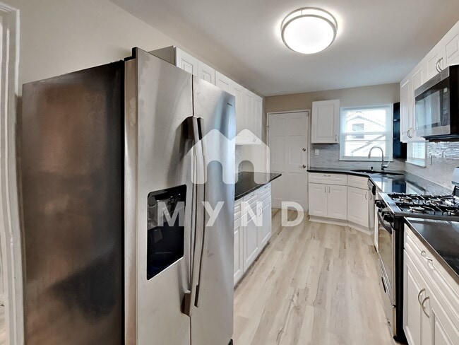 Building Photo - 1385 Lochland Rd