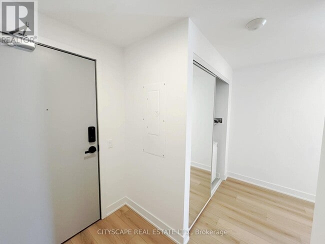 Building Photo - 758 Dovercourt Rd