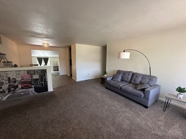 Building Photo - 3 Bed 1 Bath Home in Ferndale with Fenced Backyard