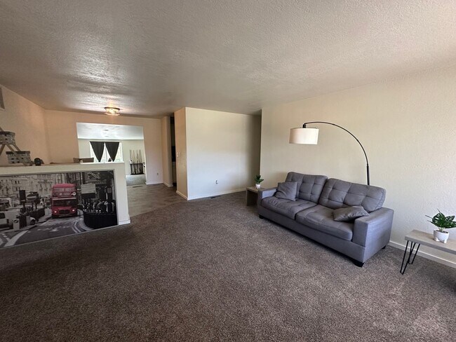 Foto del edificio - 3 Bed 1 Bath Home in Ferndale with Fenced Backyard