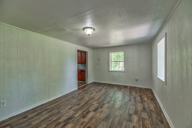 Building Photo - 885 Caldwell St