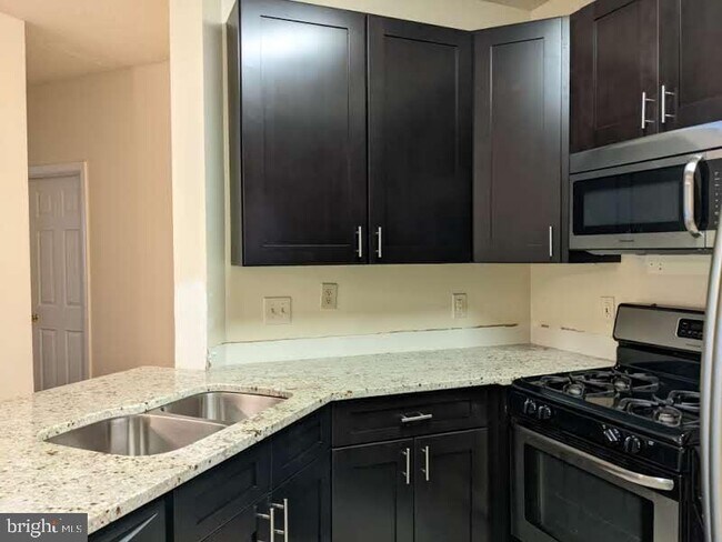 Building Photo - 13068 Autumn Woods Way