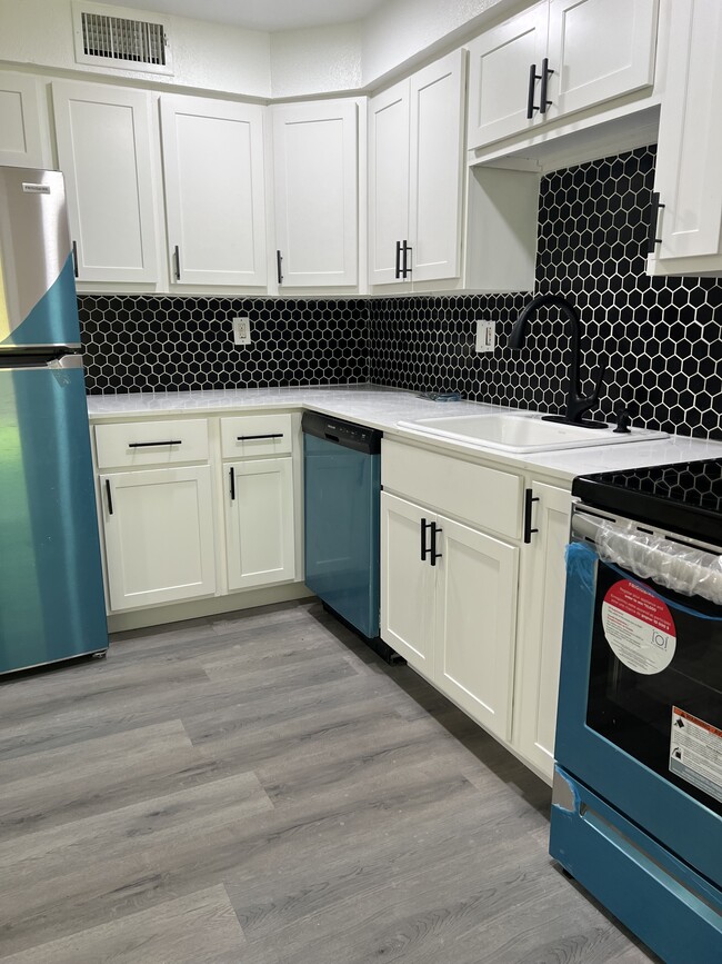 Building Photo - 4 Loveland Hill Rd