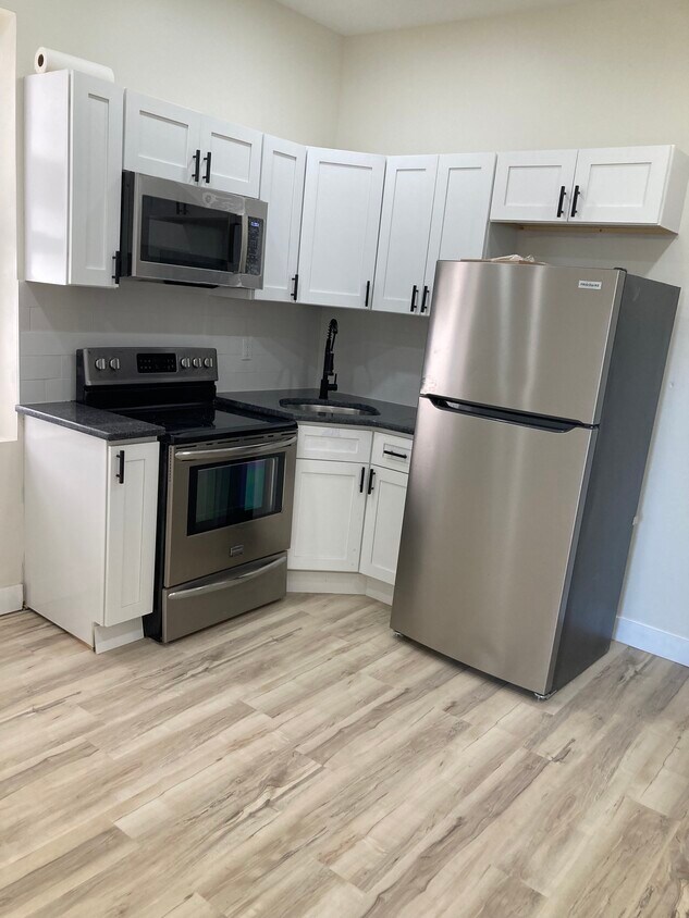 Foto principal - 5927 W Girard Ave