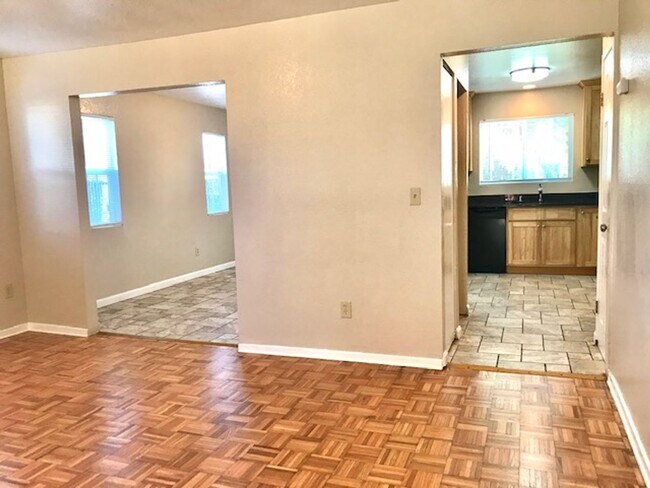 Building Photo - 3 bed 1.5 bath Townhouse in Richmond - AVA...